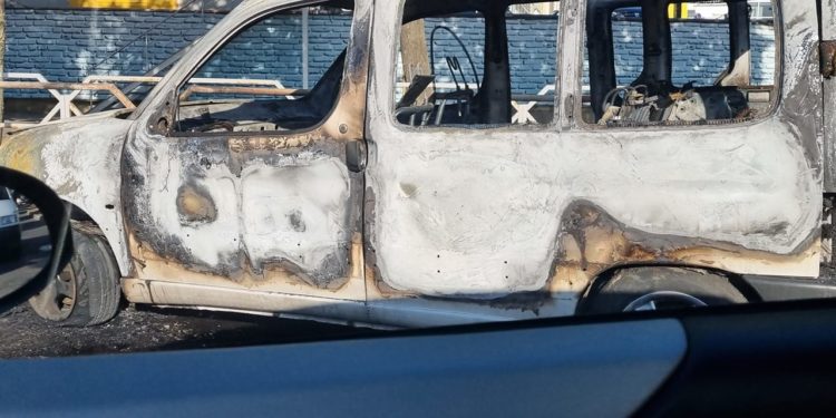 Noi detalii de la incendiul matinal din capitală: Mașina care a luat foc era dotată cu sistem de gaz, existând risc de explozie | VIDEO