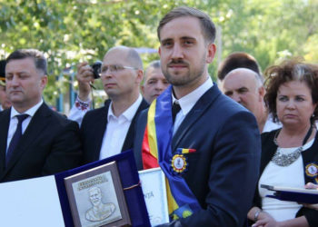 Primarul de Nisporeni și doi funcționari din cadrul Primăriei, reținuți pentru abuz în serviciu și fals în declarații