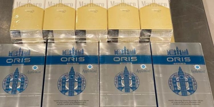 O străină a fost oprită pe Aeroport: A încercat să scoată ilicit din țară sute de pachete de țigări