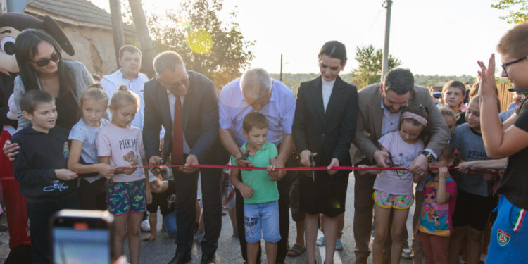 Bucurie mare pentru locuitorii satului Baurci. Grație bașcanului Evghenia Guțul și echipei lui Ilan Șor o stradă și un pod din localitate au fost renovate | VIDEO