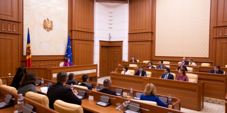 Comisia națională pentru integrare europeană are o nouă componență. Printr-un decret al Maiei Sandu, bașcanul Găgăuziei și președintele Adunării Populare au fost excluși, fără a fi invocate motivele | VIDEO