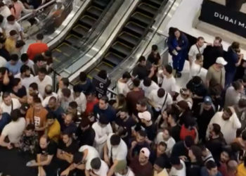 Bătaie şi îmbrânceli la un mall din Dubai, unde oamenii s-au călcat în picioare pentru noul iPhone 15 | VIDEO