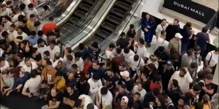 Bătaie şi îmbrânceli la un mall din Dubai, unde oamenii s-au călcat în picioare pentru noul iPhone 15 | VIDEO