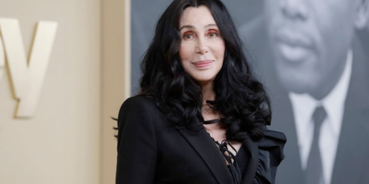 Cântăreața Cher este acuzată că a angajat patru bărbați să-l răpească pe fiul său dintr-un hotel din New York