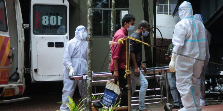 India închide școli și instituții din cauza focarului mortal de virus Nipah