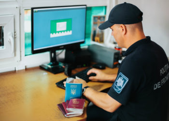 Doi bărbați, depistați cu acte falsificate la trecerea frontierei de stat