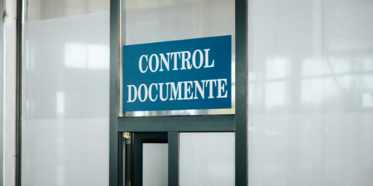 Trei documente falsificate, ridicate la frontieră de la un tânăr de 22 ani: Ar fi achitat câte 300 de euro pentru fiecare act