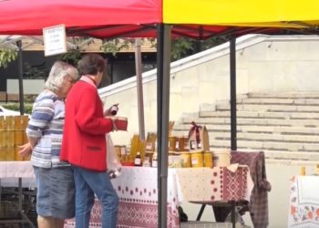 Zmeură, mure, coarne aduse direct din copac, dar și multă miere: Festivalul pomușoarelor și a mierii, organizat în aceste zile, în Capitală. Cu ce impresii au rămas cumpărătorii, printre care și cetățeni străini | VIDEO