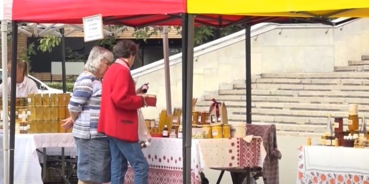 Zmeură, mure, coarne aduse direct din copac, dar și multă miere: Festivalul pomușoarelor și a mierii, organizat în aceste zile, în Capitală. Cu ce impresii au rămas cumpărătorii, printre care și cetățeni străini | VIDEO