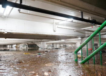 Cea mai puternică ploaie din Hong Kong din ultimii 139 de ani. Puhoaie pe străzi și la metrou, autobuze scufundate, oameni luați de ape