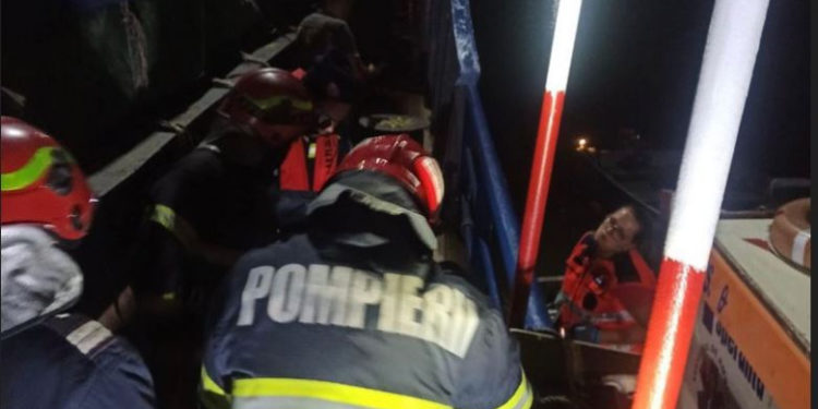 Intervenție dificilă pe Dunăre: Șase marinari, salvați din buncărul unei nave, după ce s-ar fi intoxicat cu gaze