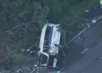 Un autocar plin cu elevi s-a răsturnat pe o autostradă din Marea Britanie: Doi morți și 50 de răniți