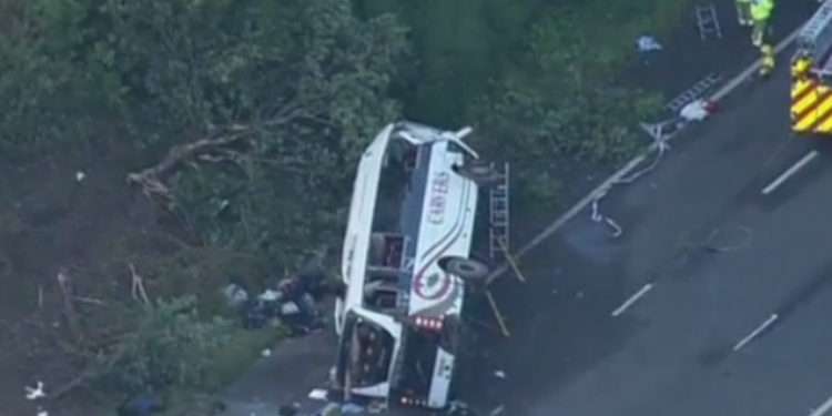 Un autocar plin cu elevi s-a răsturnat pe o autostradă din Marea Britanie: Doi morți și 50 de răniți