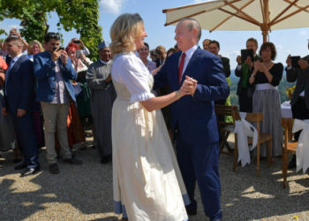 Zbor special pentru fosta șefă a diplomației Austriei. Și-a luat poneii în avion și a plecat în Rusia: Nu am putut să conduc un camion