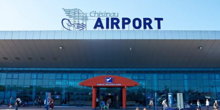 Мужчину с двойным гражданством задержали в аэропорту: что он пытался провезти через границу? | FOTO