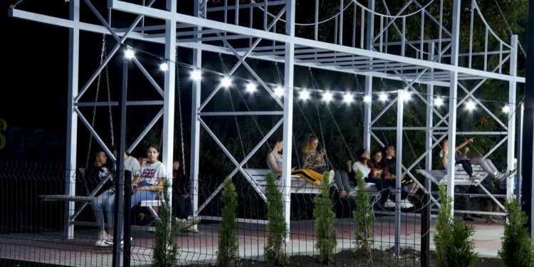 Estradă de vară, leagăne, bănci și foișor: Datorită echipei lui Ilan Șor, un parc modern a fost inaugurat în satul Cucuruzenii de Sus din raionul Orhei | VIDEO