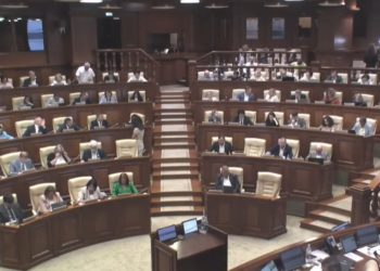 Prima ședință plenară din sesiunea de toamnă-iarnă: Deputații PAS și BCS au avut mai multe schimburi de replici acide, în timp ce aleșii partidului “ȘOR”, interzis prin lege, au anunțat că boicotează întrunirea însă rămân alături de cetățeni | VIDEO