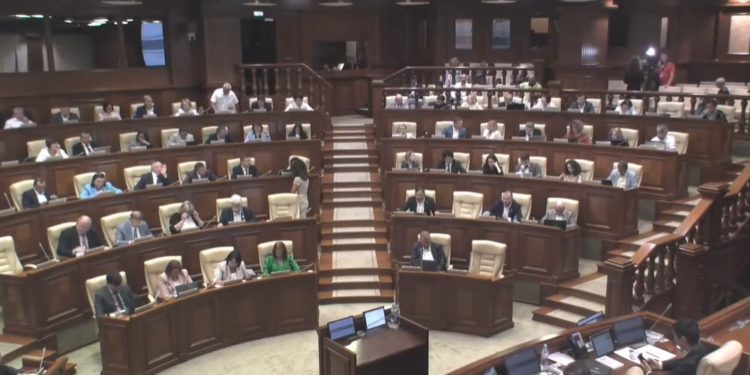 Prima ședință plenară din sesiunea de toamnă-iarnă: Deputații PAS și BCS au avut mai multe schimburi de replici acide, în timp ce aleșii partidului “ȘOR”, interzis prin lege, au anunțat că boicotează întrunirea însă rămân alături de cetățeni | VIDEO