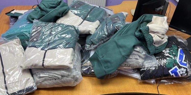 A încercat să tăinuiască de la controlul vamal unele articole vestimentare: Șoferul riscă să fie sancționat contravențional