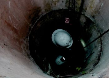 O femeie de 65 de ani a căzut într-o fântână adâncă de 17 metri. A fost salvată de pompieri | VIDEO