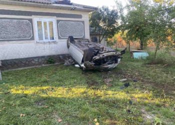 Grav accident rutier în Edineț: Un bărbat a pierdut controlul volanului și a ajuns cu mașina într-o casă de locuit