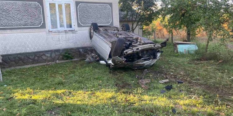 Grav accident rutier în Edineț: Un bărbat a pierdut controlul volanului și a ajuns cu mașina într-o casă de locuit