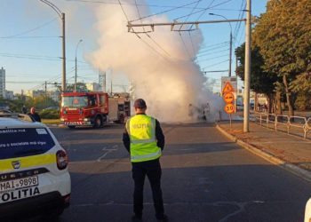 Incendiu matinal, în capitală. O mașină a ars în totalitate