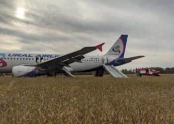 Rusia: Un avion cu peste 150 de pasageri a aterizat de urgență, pe un câmp din Siberia