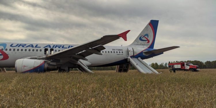 Rusia: Un avion cu peste 150 de pasageri a aterizat de urgență, pe un câmp din Siberia