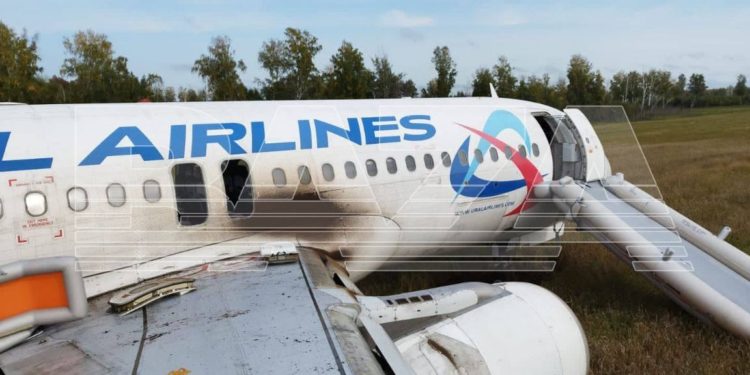 Noi detalii în cazul aterizării de urgență a unui avion rusesc pe un câmp agricol în Siberia: Patru pasageri au avut nevoie de ajutorul medicilor | VIDEO