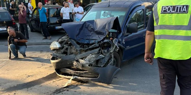 Accident grav la Bălți: Un autobuz care transporta 10 muncitori s-a ciocnit cu o mașină