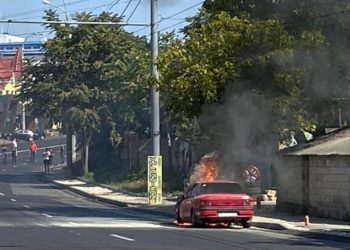 Un automobil a luat foc în Capitală: În interiorul acestuia se aflau câteva butelii cu gaz
