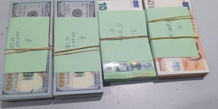 Trafic cu valută, la Aeroport. Ce sumă a încercat să introducă ilegal în Moldova un cetățean al Armeniei