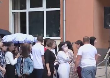 La Bălți și Sângerei, primul clopoțel a răsunat împreună cu tunete, ce au adus cu ele o ploiță și fulgere | VIDEO