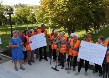 Angajații întreprinderii de salubrizare și amenajare Căușeni au protestat la Primăria orașului: Oamenii se plâng pe întârzierea salariilor și tichetelor de masă. Care a fost replica administrației | VIDEO