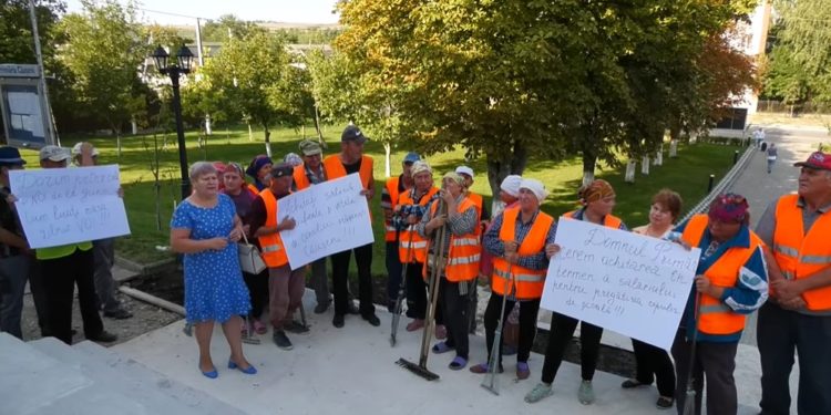Angajații întreprinderii de salubrizare și amenajare Căușeni au protestat la Primăria orașului: Oamenii se plâng pe întârzierea salariilor și tichetelor de masă. Care a fost replica administrației | VIDEO
