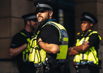 Protest fără precedent în cadrul Poliției din Londra: Agenții renunță la dreptul de port-armă