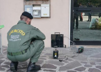 Un român din Italia și-a trimis băiatul afară cu o grenadă activă ca să se joace „de-a războiul” cu alți copii