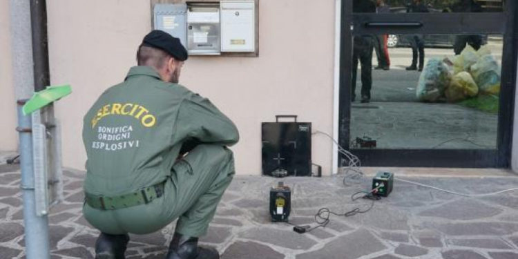 Un român din Italia și-a trimis băiatul afară cu o grenadă activă ca să se joace „de-a războiul” cu alți copii