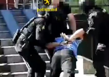 „Zi mulțumesc că ai o fetiță micuță”. Înregistrări audio cu momentul în care un taximetrist este șantajat de trei indivizi, în Chișinău | VIDEO