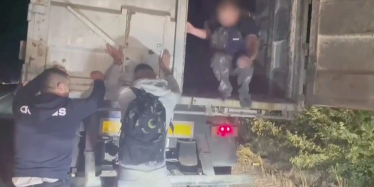 Șase bărbați, reținuți de grănicerii ucraineni în timp ce încercau să fugă de recrutare în Moldova