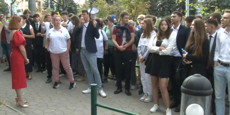 Susținătorii și membrii Partidului „Renaștere” au organizat un protest în fața clădirii CNA: Au cerut eliberarea deputaților Nesterovschi și Lozovan | VIDEO