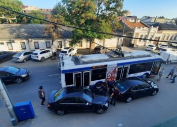 Accident rutier în capitală: Un troleibuz a lovit un autoturism parcat | VIDEO