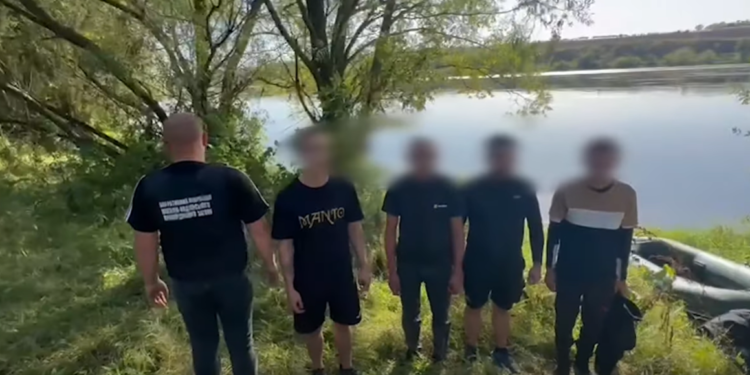 Un moldovean a fost reținut pe malul Nistrului de către grănicerii ucraineni, în timp ce încerca să treacă în Moldova cinci cetățeni ai Ucrainei | VIDEO