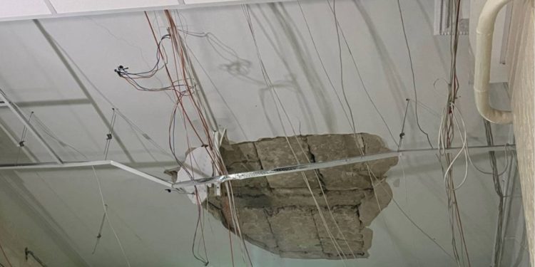 Noi detalii de la incidentul din liceul „Mircea Eliade”, unde s-a prăbușit o bucată de tavan. Explicațiile administrației școlii și reacția Direcției Educație | VIDEO