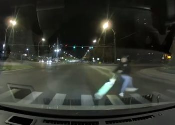 La un pas de a fi lovit de un automobil: Un tânăr a căzut de pe o trotinetă în timp ce traversa neregulamentar strada