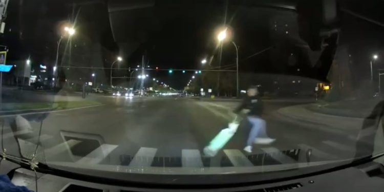 La un pas de a fi lovit de un automobil: Un tânăr a căzut de pe o trotinetă în timp ce traversa neregulamentar strada