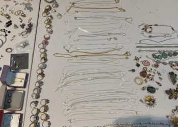 Драгоценная контрабанда: таможенники пресекли попытку незаконного провоза серебряных украшений | FOTO