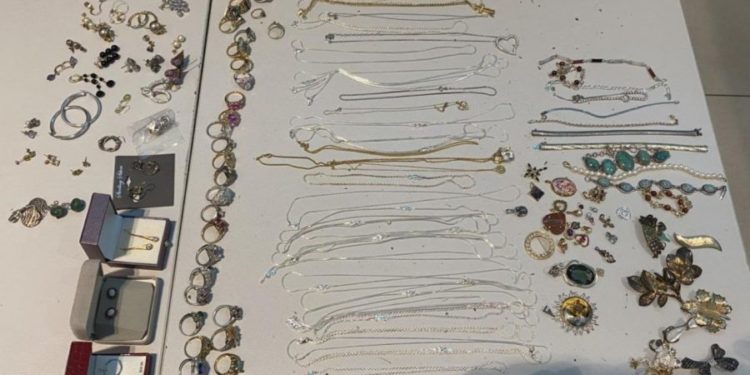 Драгоценная контрабанда: таможенники пресекли попытку незаконного провоза серебряных украшений | FOTO