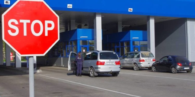 Scandal la vamă: O polițistă de frontieră a sărit la bătaie la o femeie din Ucraina. IGPF a pornit o anchetă de serviciu | VIDEO